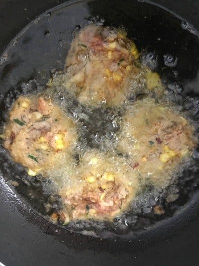 วิธีทำ ทอดมันข้าวโพดหมูสับสูตรใส่พริกแกง 