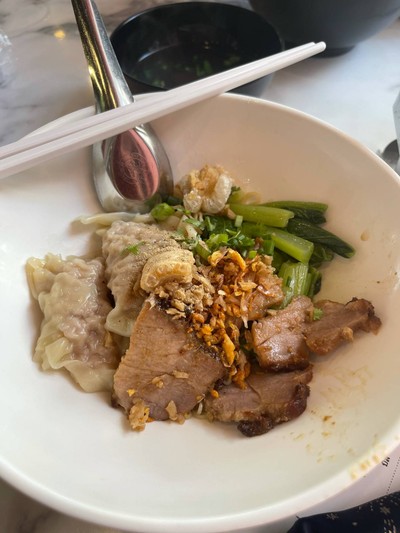A6. ก๊วยเตี๋ยวเกี๊ยวหมู + รวมหมู