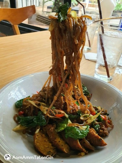 สปาเก็ตตี้ไส้อั่วซอสกระเพรา