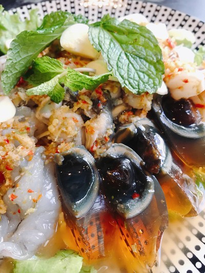 ยำชาวเกาะ (ไข่เยี่ยวม้า,กุ้ง,หมึก,หอยนางรม