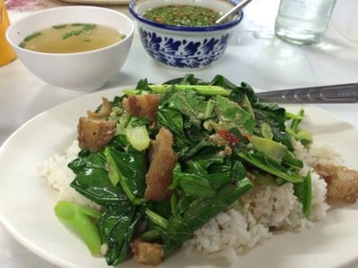 ข้าวผัดคะน้าหมูกรอบ