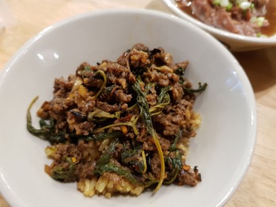 ข้าวผัดกระเทียม + กะเพราเนื้อสับพริกแห้ง