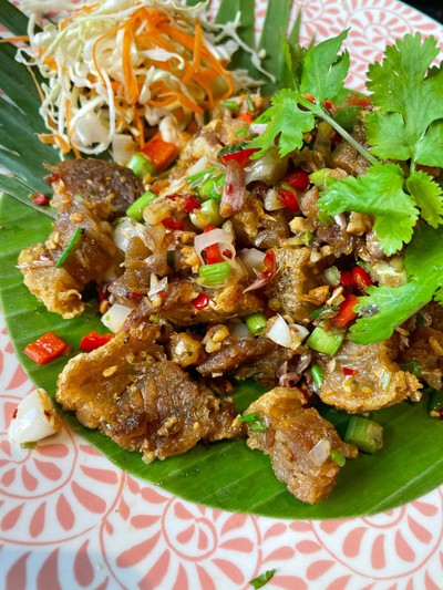 หมูกรอบคั่วพริกเกลือ
