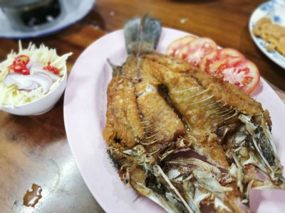 ปลากระพงทอดราดน้ำปลา