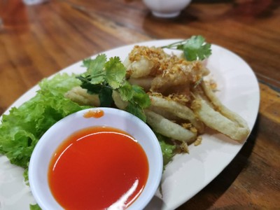 ปลาทรายทอดกระเทียม