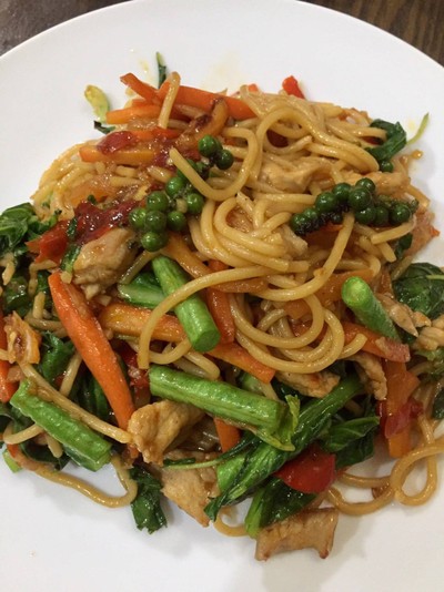 สปาเก็ตตี้ผัดขี้เมาเครื่องเคียงครบ 