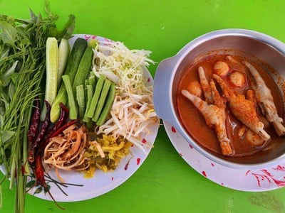เกาเหลาน้ำยากะทิ+ลูกชิ้น,ขาไก่