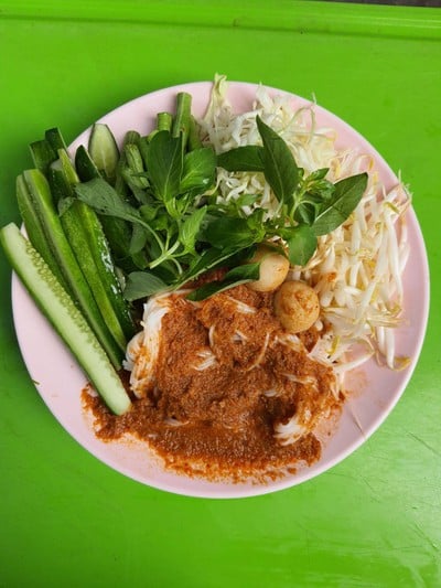ขนมจีนน้ำยากะทิ+ลูกชิ้น