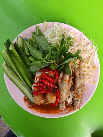 ขนมจีนน้ำยาป่า+ลูกชิ้น,ขาไก่