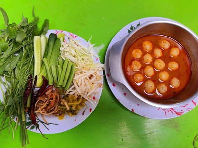 เกาเหลาน้ำยาผสม+ลูกชิ้น