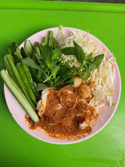 ขนมจีนน้ำยาผสม+ลูกชิ้น