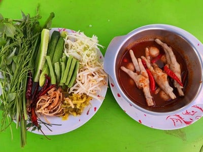 เกาเหลาน้ำยาป่า+ลูกชิ้น,ขาไก่