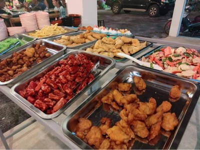 ของทอดเล่น ๆ ต้องบอกว่าให้อดใจรอนิดหนึ่ง เพราะเราจะทอดกันสดๆ ใหม่ ๆ เรื่อย ๆ