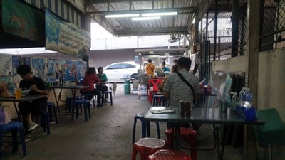 บรรยากาศ ก๋วยเตี๋ยวไก่ต้มยำ ดอนเจดีย์