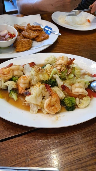 ผัดผักรวมกุ้งสด