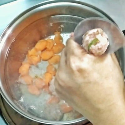 วิธีทำ แกงจืดหมูสับลูกชิ้นปลาเยาวราชและเส้นขาวเห็ดหอม วิธีทำ แกงจืดหมูสับลูกชิ้นปลาเยาวราชและเส้นขาวเห็ดหอม