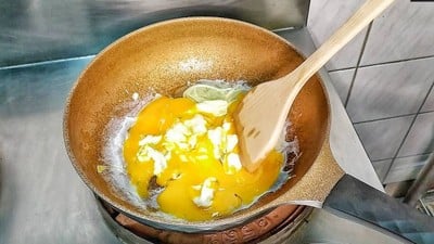 วิธีทำ ไข่ยู่ยี่ลูกชิ้นปลาเยาวราช