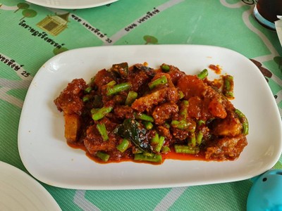 หมูกรอบและไข่แดงผัดพริกแกง