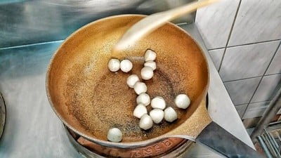 วิธีทำ ไข่ยู่ยี่ลูกชิ้นปลาเยาวราช