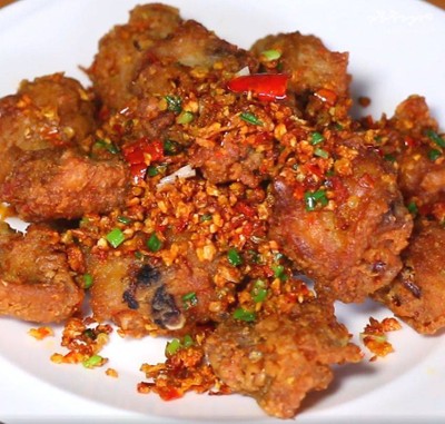 ข้าวไก่กรอบคั่วเกลือ