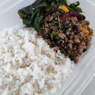ข้าวราดกระเพราเนื้อสับพริกแห้ง