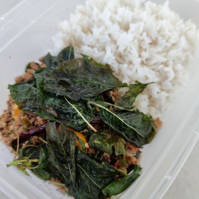 ข้าวราดกระเพราเนื้อสับพริกแห้ง