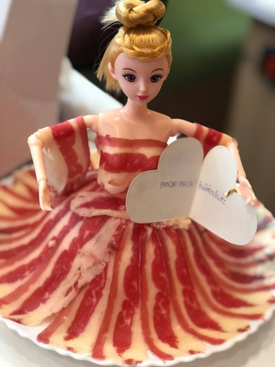 ก่อนเสริฟ์จานแรกเขาจะให้ตุ๊กตาบาบี้มาน่ารักมากกกครับ