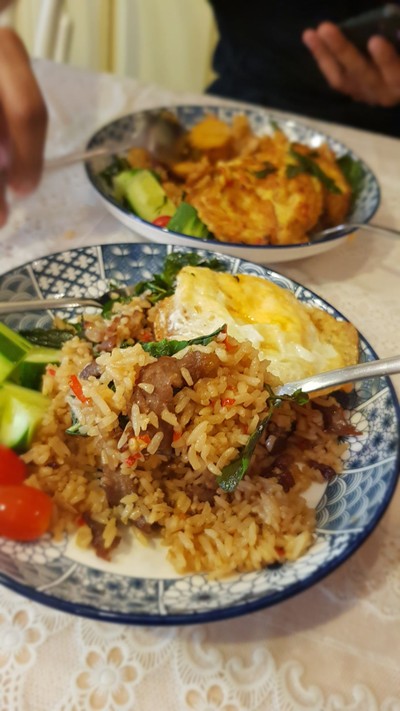 ข้าวคลุกกะเพราเนื้อแดดเดียวไข่ดาว
