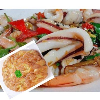 กระเพรารวมมิตรและไข่เจียวหมูสับข้าวเปล่า 2 ถุง