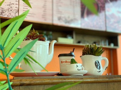 กาแฟเพียวลม ดำ หรือ ปรุงน้ำตาลทรายแดง หรือ ปรุงน้ำผึ้ง