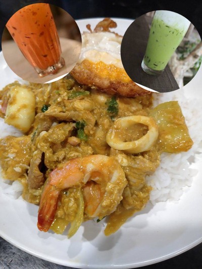 ผัดผงกะหรี่รวมมิตรราดข้าวและน้ำอัดลม