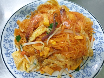 ผัดไทยเส้นจันท์มันกุ้งกุ้งสดห่อไข่
