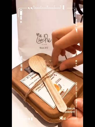 ทางร้านใช้กล่องที่เป็นวัสดุธรรมชาติทำให้ประทับใจมากๆ