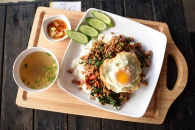 กระเพราหมูสับ+ไข่ดาว(ไม่สุก)