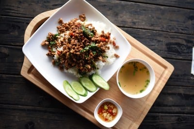 ข้าวผัดกระเพราหมูสับ รสจัดจ้าน