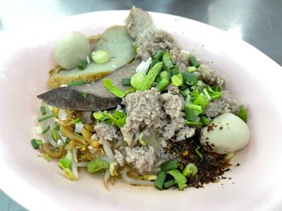 เมนูของร้าน รุ่งเรือง (ตั๋ง) ก๋วยเตี๋ยวหมู สุขุมวิท26 เจ้าเก่า ร้านหัวมุมนะจ๊ะ