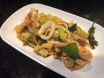 ผัดพริกไทยดำกุ้งปลาหมึก