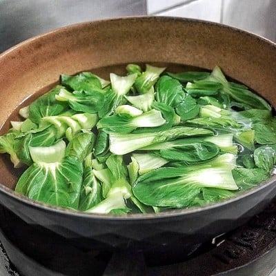 วิธีทำ ลูกชิ้นกุ้งทอดผัดผักกวางตุ้งฮ่องเต้