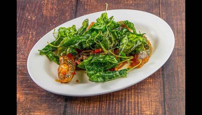 ผัดไข่เยี่ยวม้าใบกะเพรากรอบ