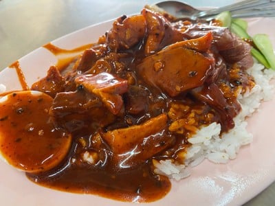 ข้าวหมูแดงเลิศรสเจ๊โส่ย