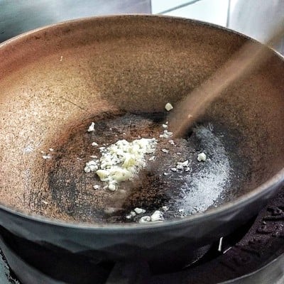 วิธีทำ ลูกชิ้นกุ้งทอดผัดผักกวางตุ้งฮ่องเต้