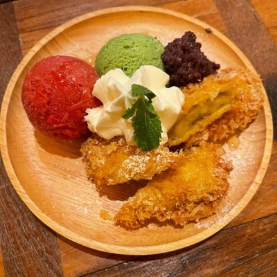 Banana Katsu with Green Tea and Strawberry Ice cream 