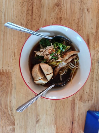 เกาเหลาไก่ฉีกลูกชิ้นยักษ์ 