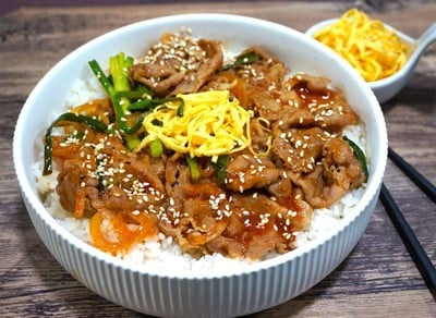 ข้าวหน้าหมูซอสยากินิคุ