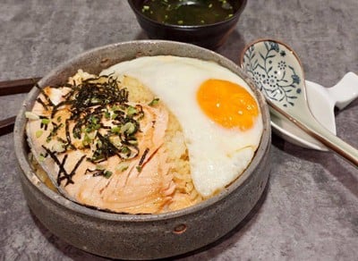 ข้าวผัดแซลมอนเทอริยากิ