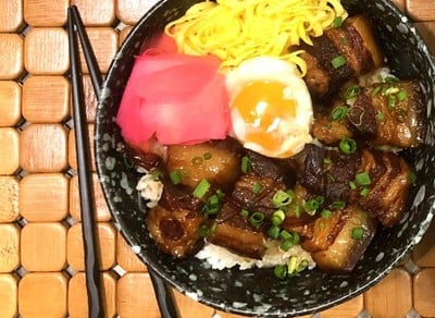 ข้าวหน้าหมูตุ๋นซีอิ๊วญี่ปุ่น