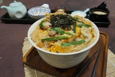 โอยาโกะ ดงบุริ (ข้าวหน้าไก่ ซอสญี่ปุ่น)