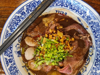 D10. น้ำตกวากิวริบอายทองสมิทธ์