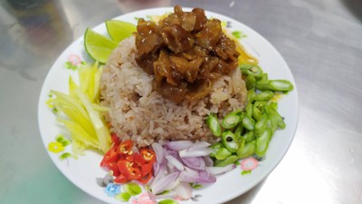 ข้าวคลุกกะปิกับหมูสามชั้นสไลด์หวาน