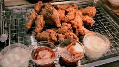 คือความดีงาม ในราคาที่โอเคอ่ะ🤩 อย่าลองแค่ไก่ทอด ย้ำ!! อย่าสั่งแค่ไก่ทอด กิมจิ ไ